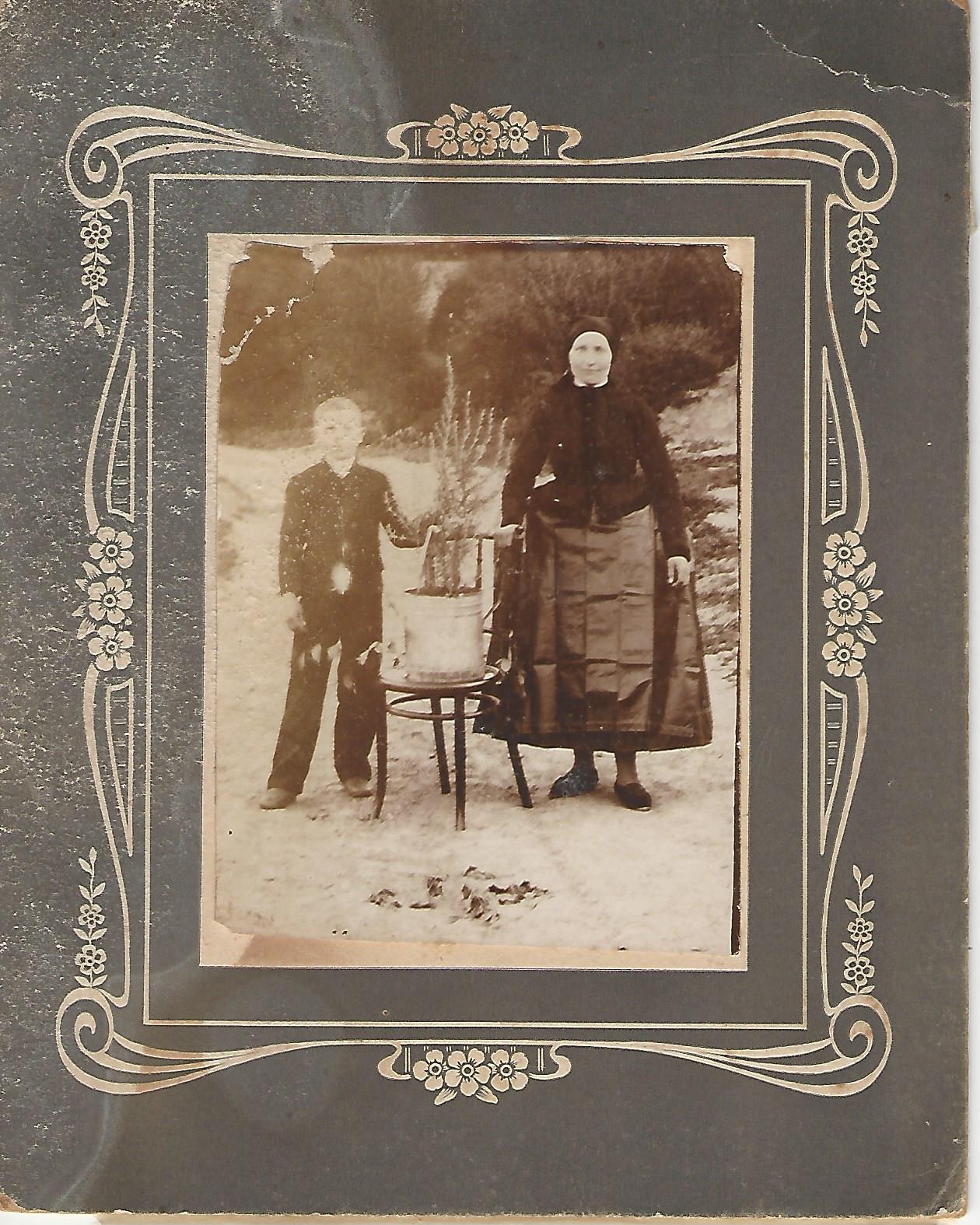 Kisfiú édesanyjával, rozmaringgal Nagykovácsiban Nagykovácsi Öregiskola Közösségi Ház és Könyvtár gyűjteménye