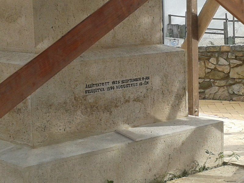 A hátsó oldal felirata a lábazat felett 2017. októberében a felújítás idején