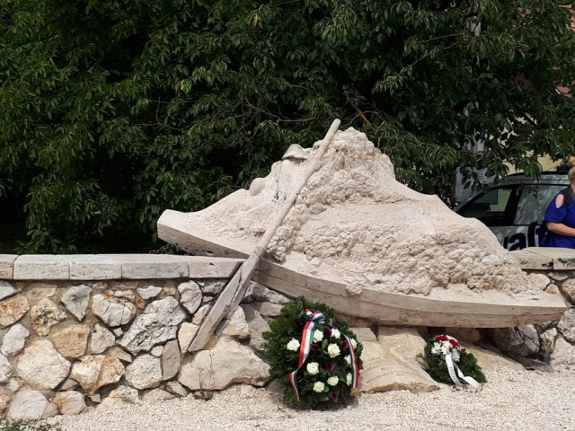 A koszorúkkal feldíszített emlékmű 2018. augusztus 11.