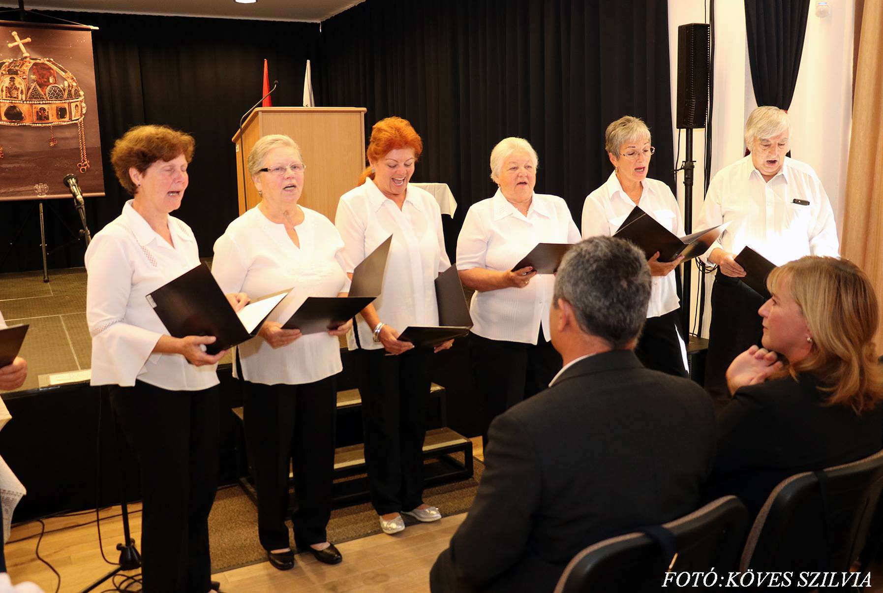 A Nyugdíjas klub kórusa aratónótákat énekel 2018. augusztus 20.