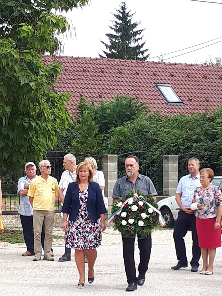 Kiszelné Mohos Katalin polgármesterasszony és Tegzes Endre képviselő úr koszorút helyez el a nagykovácsiak tisztelete jeléül