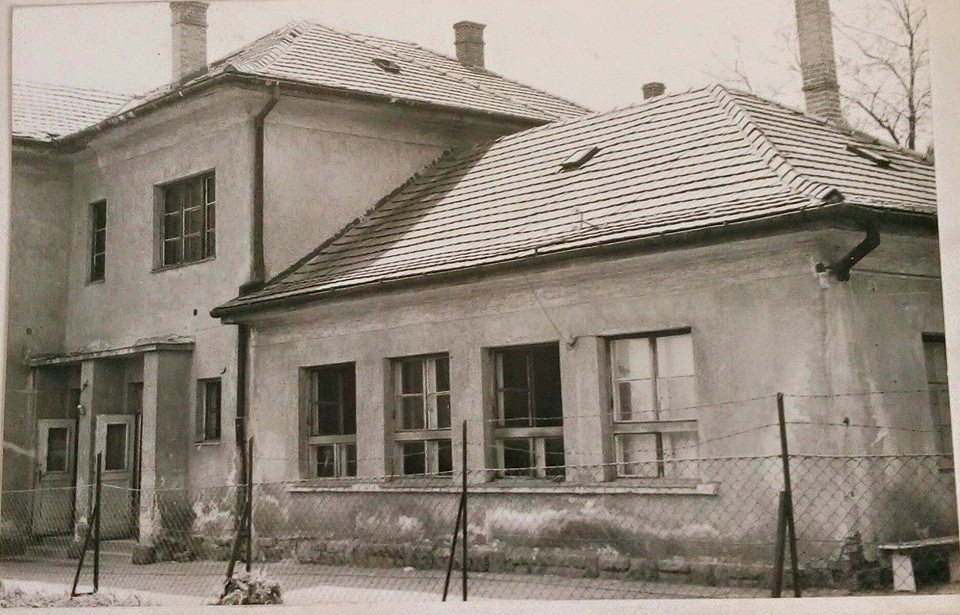 A régi új iskola az 1980-as években Karlik Tímea fotója